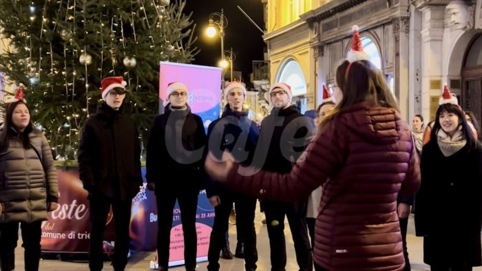 Trieste si riempie di magia natalizia: un coro incanta il centro città