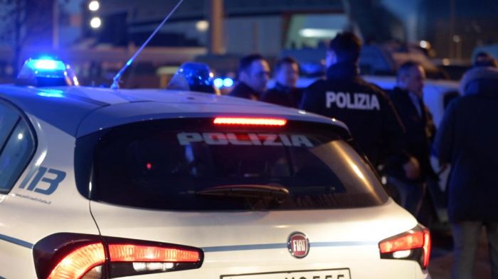 Ponziana, follia in un bar: tira fuori un coltello, denunciato