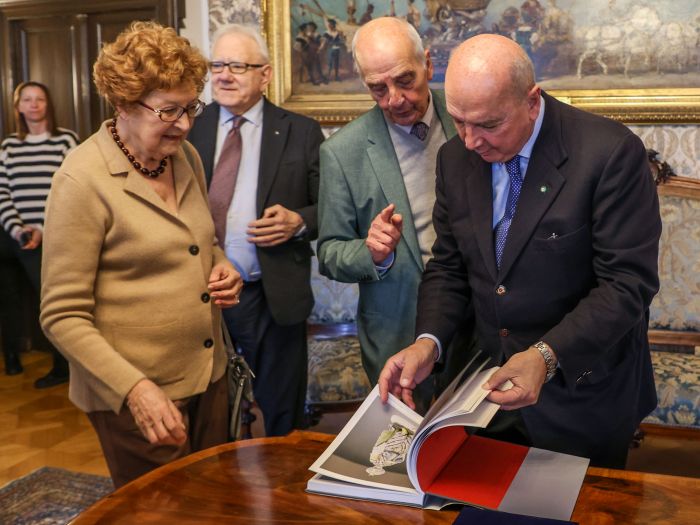 Il mecenate Giovanni Lokar regala alla città 60 anni di storia della porcellana