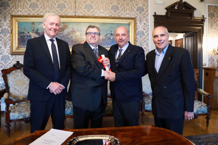 Un riconoscimento al cuore del Centro Marenzi: il Sindaco premia Claudio Piuca per l’impegno a favore degli anziani
