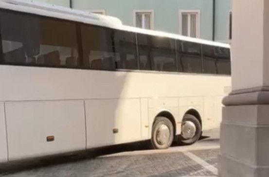 Bus bloccato in Piazza Hortis: traffico in tilt (VIDEO)