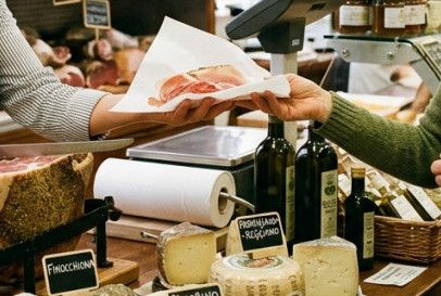 L’esempio di via Battisti: quando la gentilezza dietro il bancone fa ancora la differenza