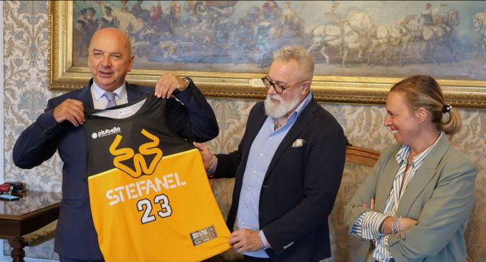 Il Sindaco riceve la replica della canottiera Stefanel indossata da Michael Jordan nel 1985 a Trieste