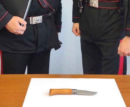 FVG: Carabinieri sequestrano coltello su un autobus