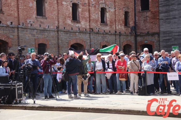 Cerimonia  Risiera: bandiere palestinesi mentre si leggono i messaggi della comunità ebraica