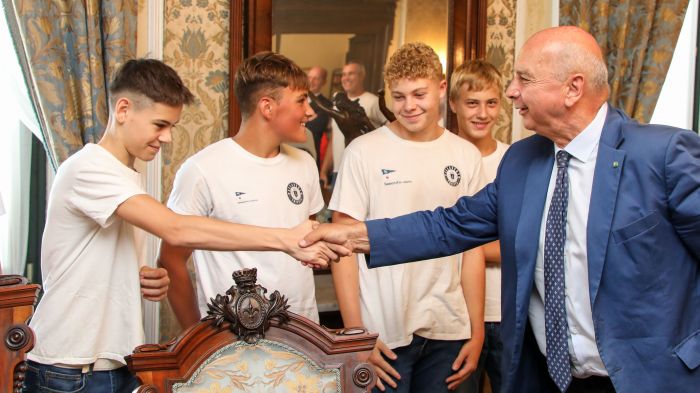 Dipiazza saluta allievi della Pallanuoto Trieste in partenza per la finale scudetto a Napoli