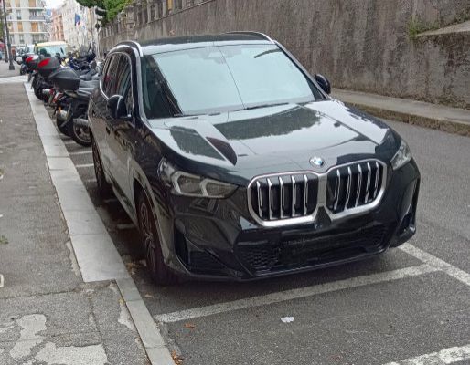Auto negli stalli dei motorini: disagi quotidiani in via dell'Università