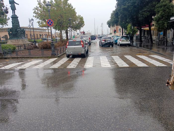 Piazza Venezia: auto sulle corsie del semaforo, cittadini segnalano l'assenza dei vigili