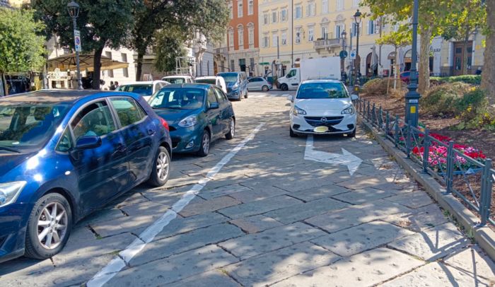 Auto in divieto per ore in Piazza Venezia: nessun controllo segnalato