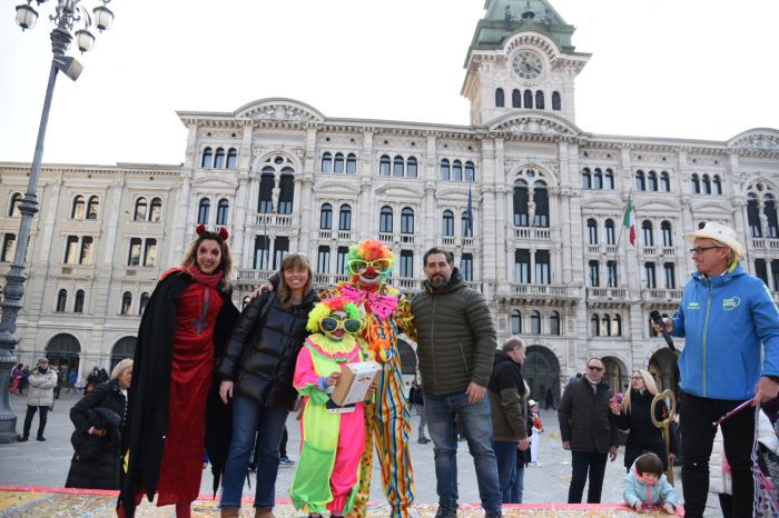 Bavisela di Carnevale ha aperto festeggiamenti di Trieste conquistando subito l’affetto della gente (FOTO)