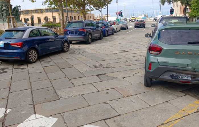 Piazza Venezia, auto parcheggiate abusivamente: “Ogni giorno lo stesso problema”
