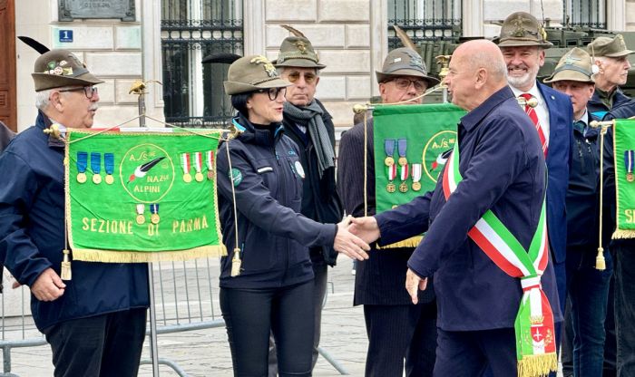 Alzabandiera, onori ai Caduti e consegna del cappello: Trieste si stringe attorno agli Alpini