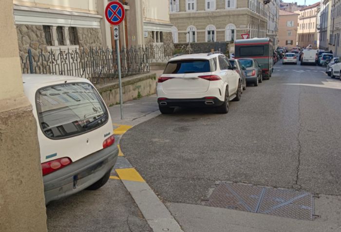 Via dell’Università: auto parcheggiate costringono i pedoni a camminare in strada