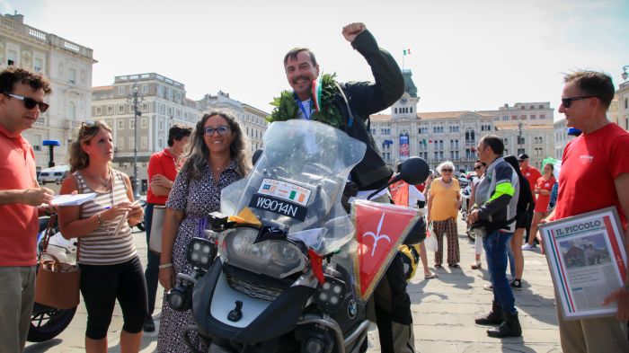 Triestino percorre 30 mila chilometri in moto dalla Malesia, accolto in festa in piazza Unità! (VIDEO)