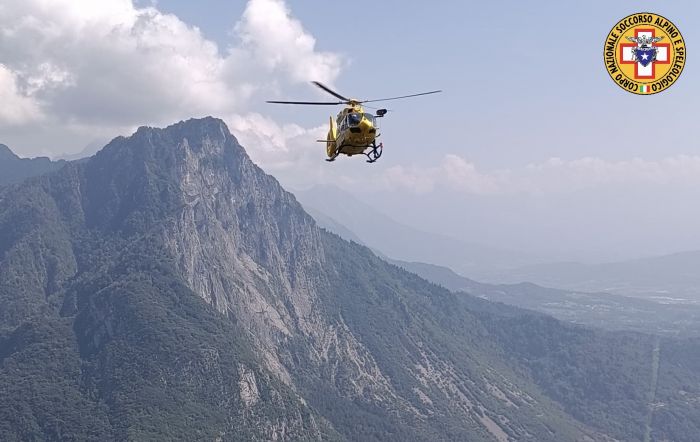 Soccorso escursionista bloccato sotto una cresta