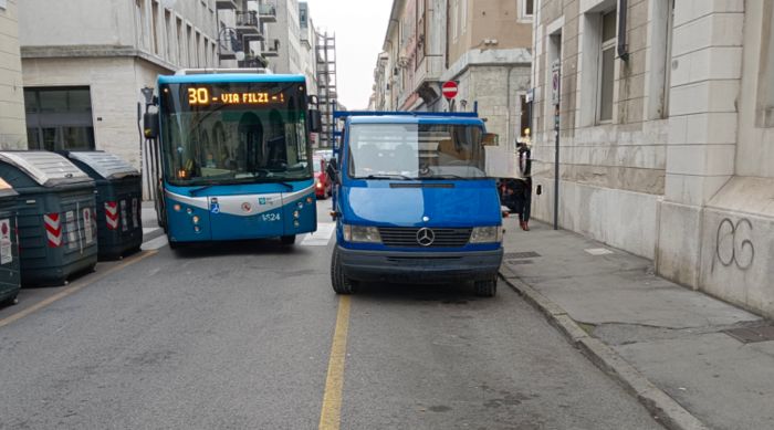 Camion parcheggiato alla fermata del bus: disagi per i passeggeri
