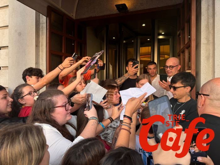 Ultimo a Trieste: folla in delirio al Savoia, l’artista firma autografi e scatta selfie prima delle prove al Rocco (VIDEO)