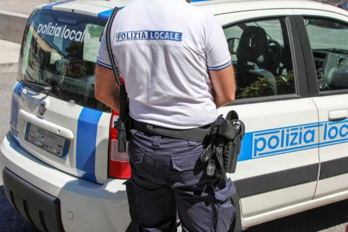 Nel week-end di Barcolana ci si droga nel giardino di via Donota e si urina davanti a tutti in Cavana: locale sul posto