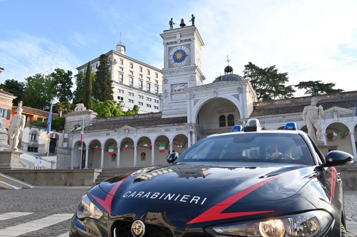 Notte di tensione a Udine: arrestato 30enne dopo danneggiamenti e aggressione ai Carabinieri