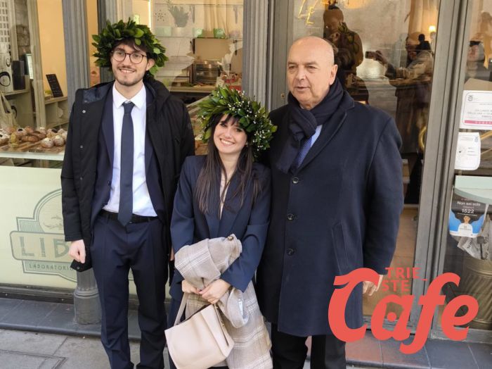 Sorpresissima per due neolaureati: incontrano il sindaco in centro e scatta la foto