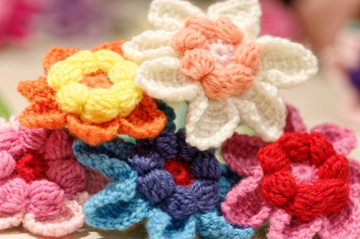 A Borgo San Sergio installazione di tappeti ed aiuole creative con fiori 3D all’uncinetto e stoffa