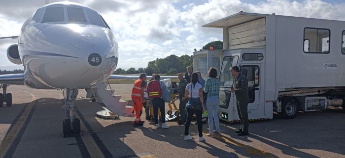 Neonato gravemente malato e  bisognoso di essere trasferito in un centro di cura, volo sanitario con un Falcon dell'aeronautica