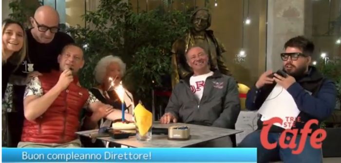 Buon compleanno Direttore! Festa a sorpresa durante la diretta (VIDEO)