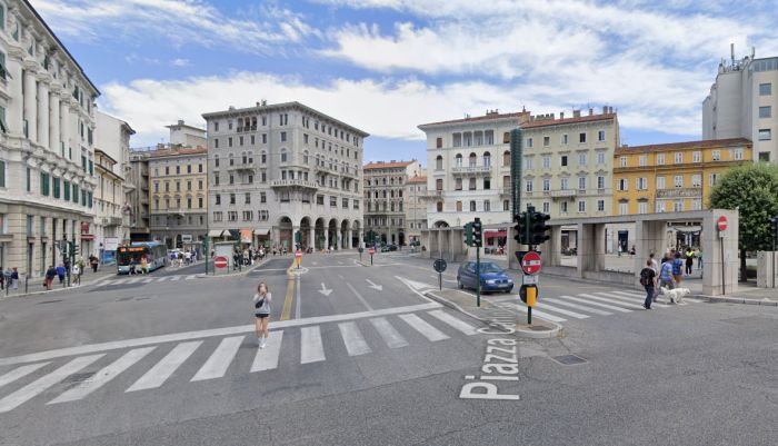 Seduta sullo scalino del negozio, la titolare: "Mi ha risposto in malo modo, fatta sedere ma diffamata sui social"