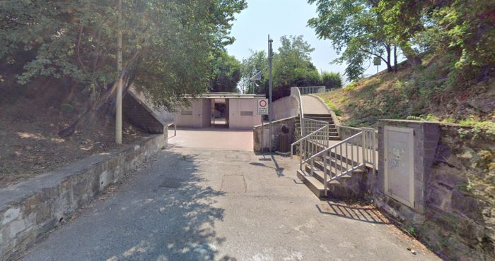 Occupa indebitamente un'area boschiva e ne fa un pascolo, impedendo ai fruitori della Cottur di transitare