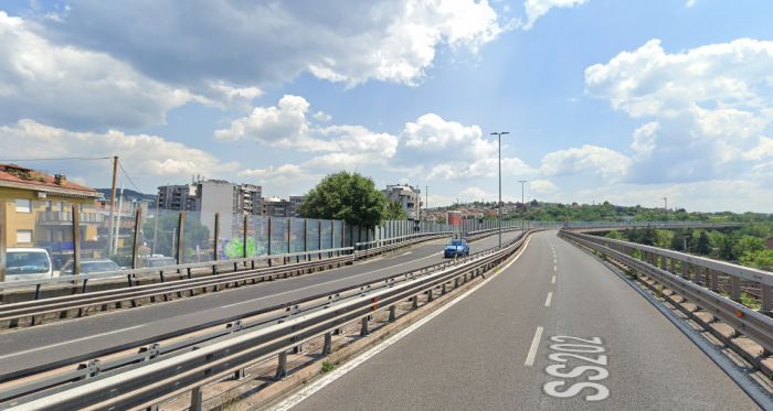 Incidente Grande Viabilità,  viceispettore polizia locale improvvisa pedibus per gli alunni bloccati poi risolve ingorgo