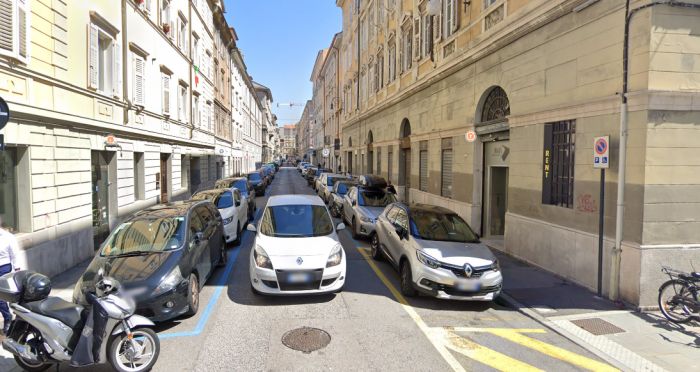 Spaccio in Borgo Teresiano: sorpreso dalla polizia locale, tenta la fuga e aggredisce tutti auto compresa