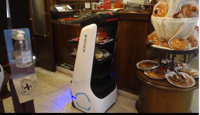 Caffè degli Specchi, il "robot-cameriere" incuriosisce il web (VIDEO)