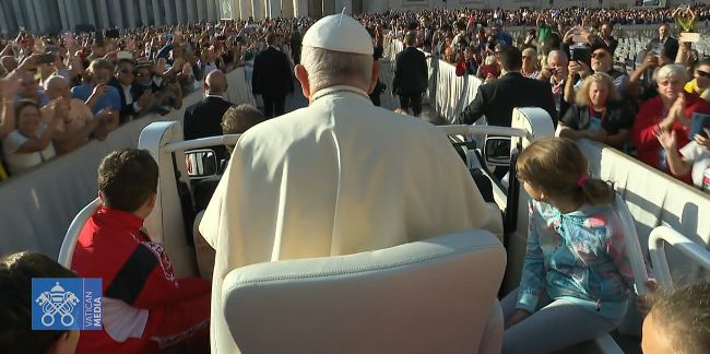 Papa: in piazza San Pietro per Udienza, 4 bambini su papamobile 
