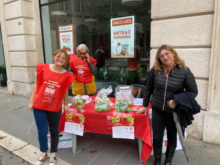 Aism torna nelle piazze con “La mela di Aism”, tutti banchetti previsti a Trieste e Provincia