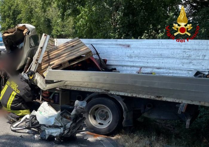 Fvg, scontro camion-autocarro: conducente incastrato due feriti all'ospedale
