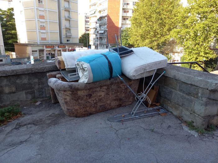 Piccola isola ecologica "fai da te" a Trieste, i cittadini: "E' così da due mesi"
