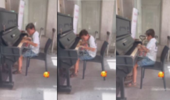Bambino suona il pianoforte al Tergesteo tra gli applausi e l'emozione dei presenti (VIDEO)