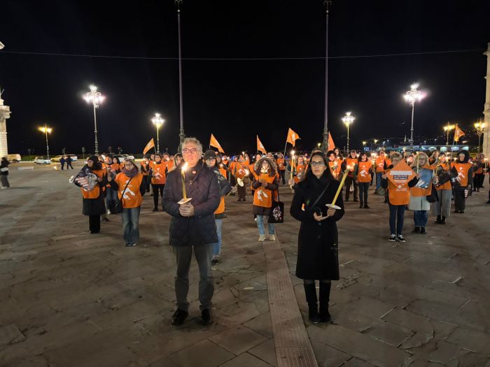 Trieste si illumina per la scienza etica: centinaia in piazza Unità con la LAV contro la sperimentazione animale