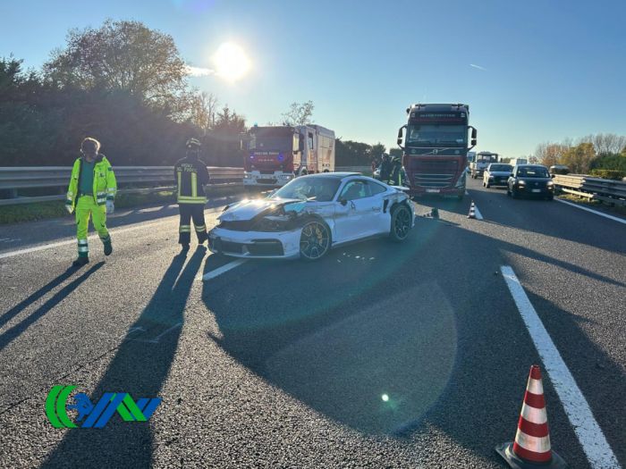 Violento impatto in A4 direzione Trieste: traffico paralizzato e una persona liberata dalle lamiere