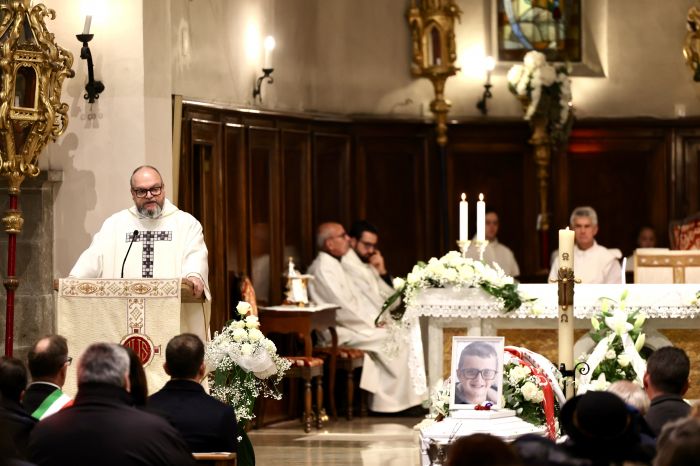 Figlio ucciso dalla mamma, sacerdote all'omelia: 'Un pugno che ti lascia senza fiato'