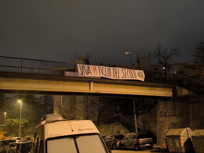 Striscioni in tutta Italia: a Trieste spunta "Viva M. figlio del secolo"