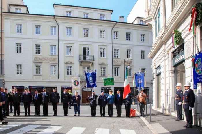In via Imbriani ricordati i Caduti del 5 maggio 1945 medaglie d'oro al Merito Civile
