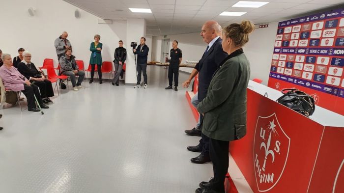 Scoperta al Rocco una targa in memoria dello storico magazziniere della Triestina Marcello Bisiacchi
