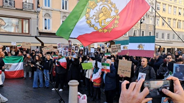 Trieste, la protesta degli studenti iraniani: "Accanto a chi combatte per i diritti umani"