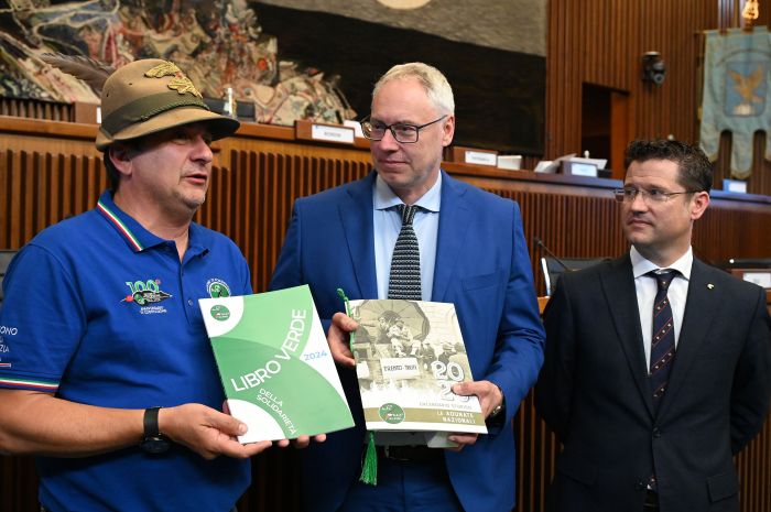 Gli Alpini di Pordenone accolti in Consiglio regionale: "Simbolo di solidarietà e dedizione"