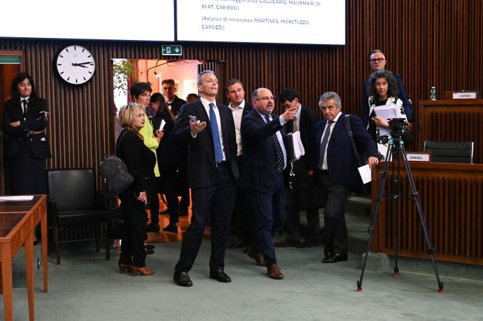 Caos in Consiglio Fvg: opposizioni lasciano l’Aula
