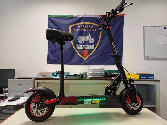 In centro per Trieste con un monopattino elettrico con posto a sedere! Sanzionato 