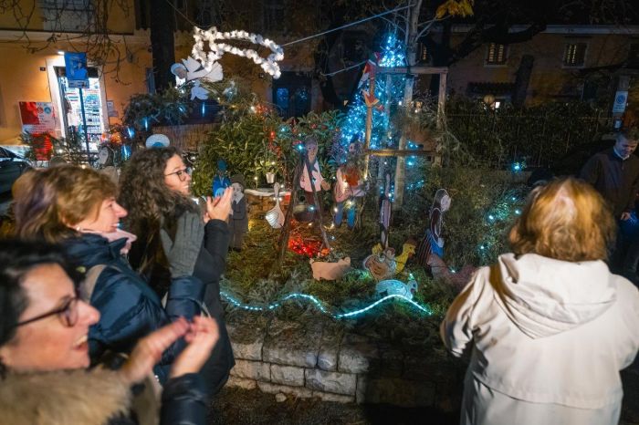 Accese le luci dell’Abete natalizio di piazzale Monte Re a Opicina