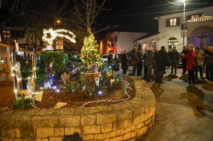 Opicina, inaugurato l’albero di Natale in piazzale Monte Re e acceso il presepe di via di Prosecco