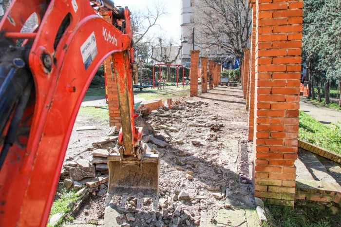 Iniziati i lavori di manutenzione del pergolato dell'area est del giardino di piazza Carlo Alberto